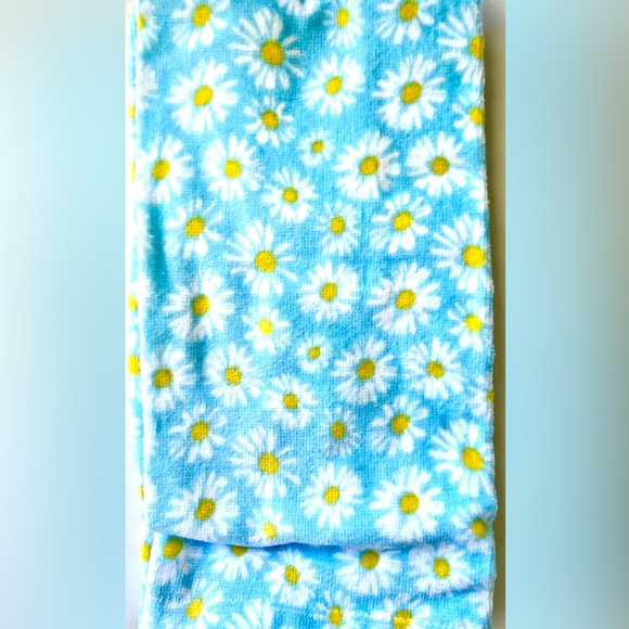 Set of 2 Daisy Flowers Kitchen Towels by CUISINART - Picture 5 of 6